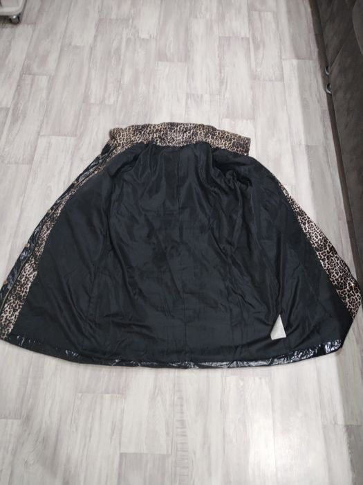 Продам лаковую женскую куртку