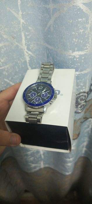 Продам часы CASIO  оригинал со всей документацией