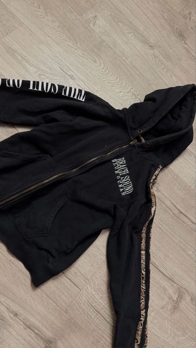 Кофта сзади и на рукавах с надписями