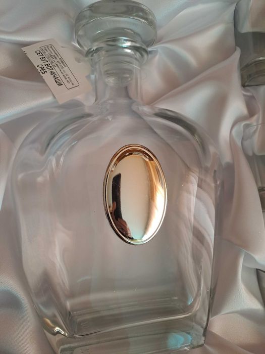 Сет бутилка и 6 чаши за алкохол със сребро