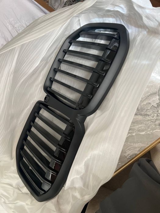 Bmw x7 Облицовка сотилади .