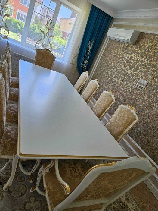 Стол и стулья для гостиной