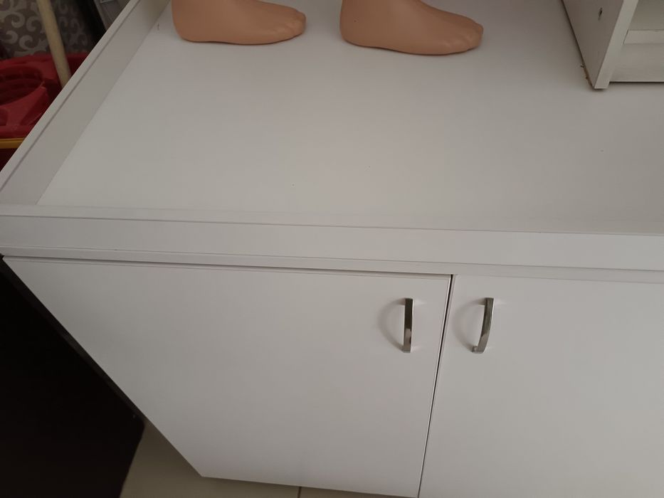 Продам Стол- шкаф-витрина.