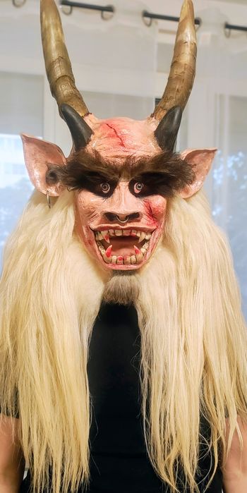Masca krampus, coarne vita, blana oaie
