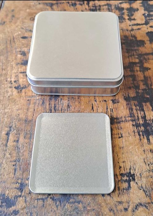 подложки за чаши 4 броя пластмаса със сребро и корк в метална кутия