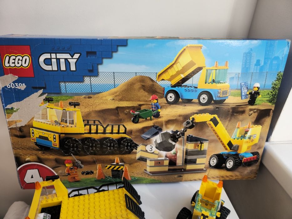LEGO® City 4+ - Camioane de constructie si macara cu bila pentru demolari 60391, 235 piese
