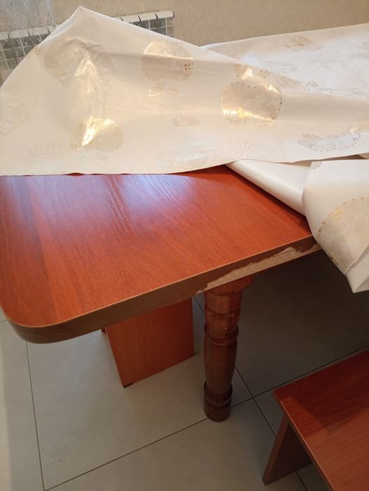 Продам стол с табуретками