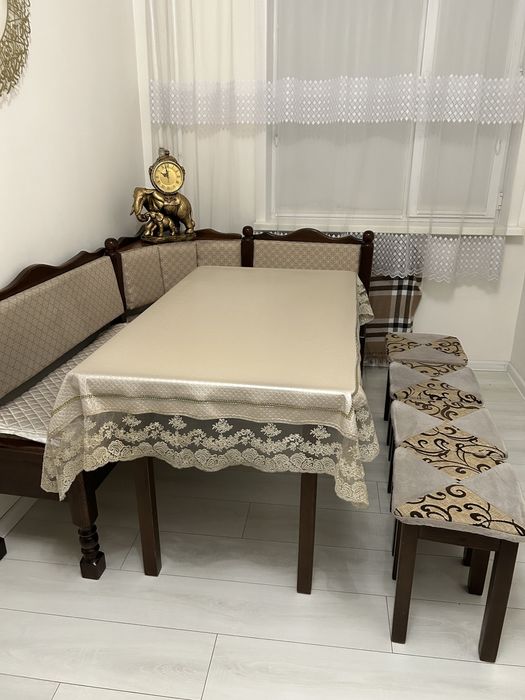 Продам кухонный комплект+в подарок клиенка, часы , чехлы