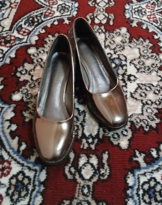 2 ta tufli va qurtka sotiladi