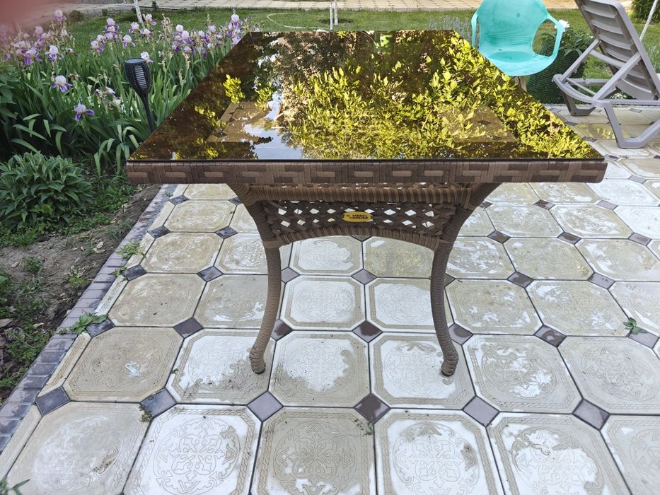 Стол из ротанга в идеальном состоянии