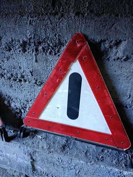 Аварийные знаки на Мерседес