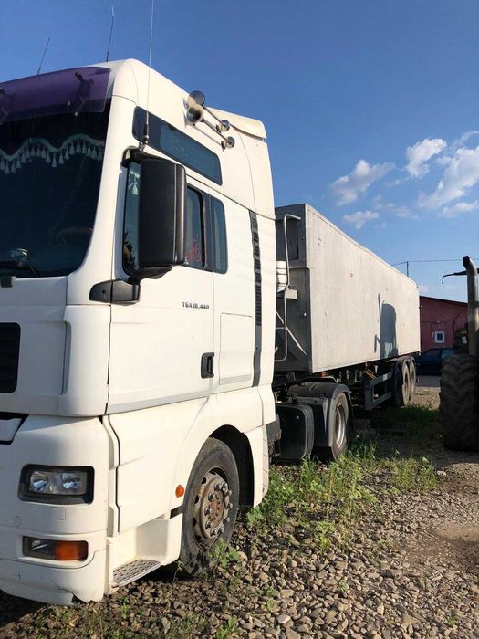 Camion cu remorca