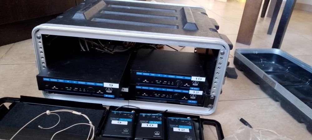 Продавам комплект безжични микрофони -3броя диадема и един нормален