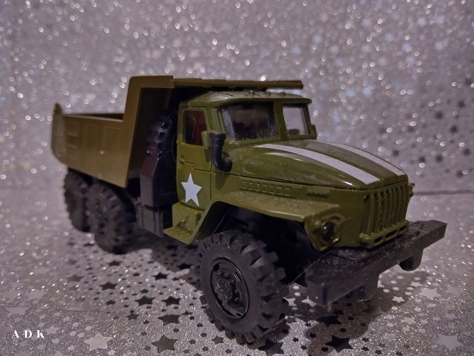 2 camioane militare posibil scara 1/43