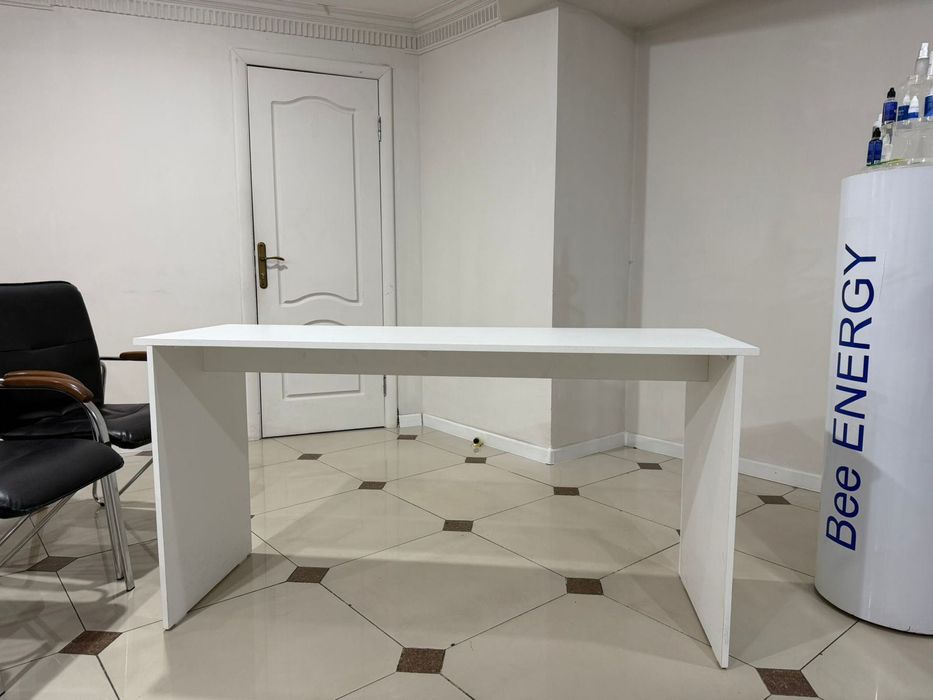 Белые столы, парты