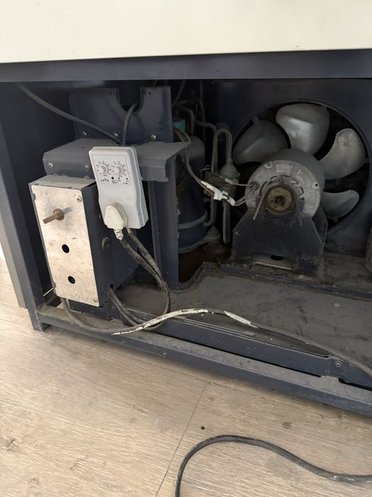 IkktaVitrina xolodilnik ichrlari nerjavikadan qilingan xolati yengidek