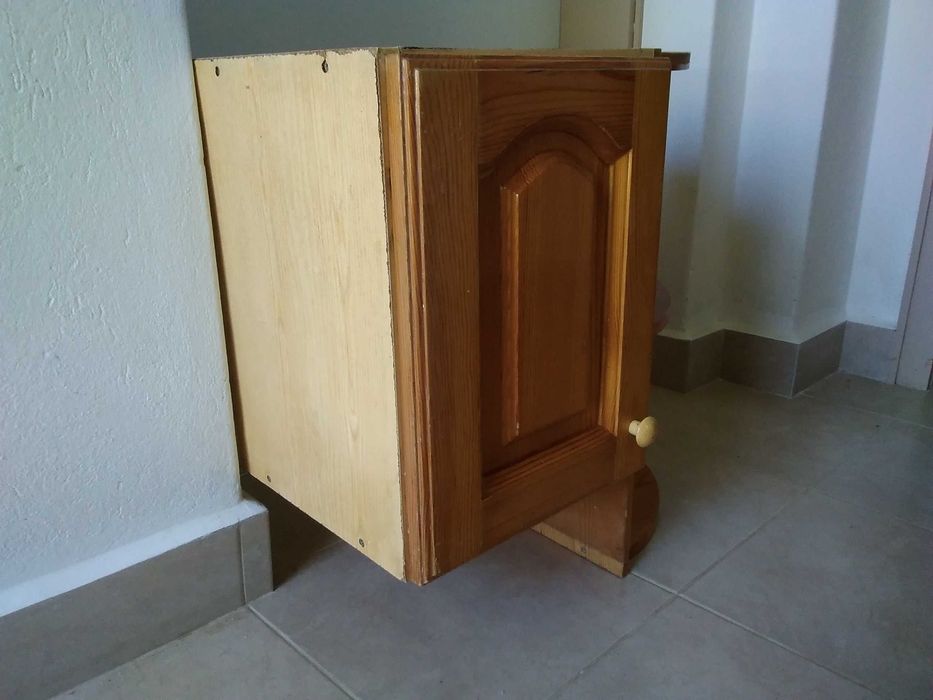 Продавам стенен шкаф с етажерка
