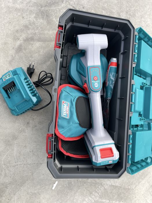 Ventuza pe acumulator pentru gresie Total pe acumulator, vibrator