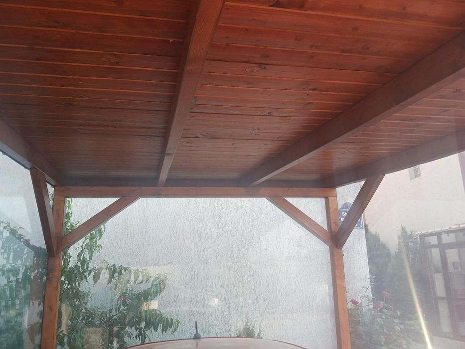 Carpot auto (garaj) acoperit cu tabla cutata și ichidere