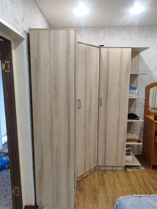 Угловой шкаф в хорошом состоянии!!!