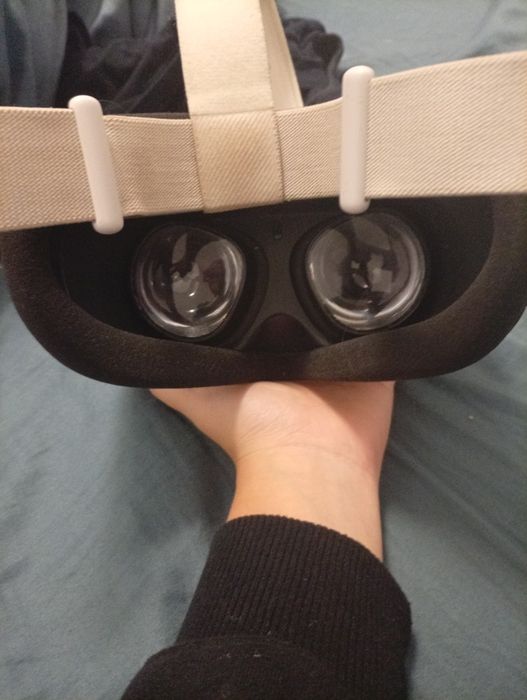 Vând VR oculus quest2