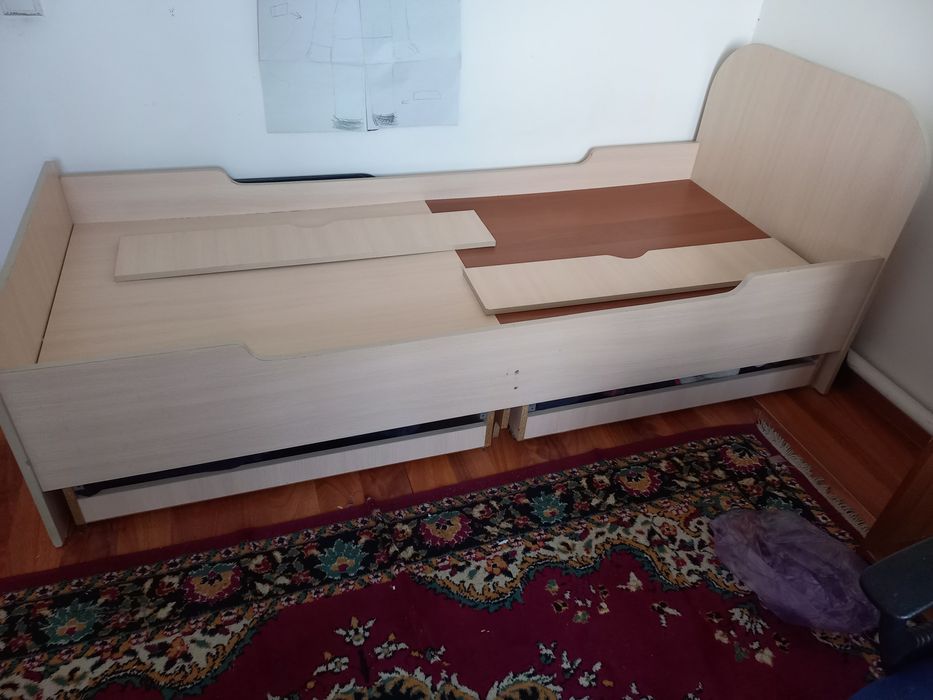Продам кровать б/у размер 80×2 метра. Имеются 2 выдвежных ящикаМатрас