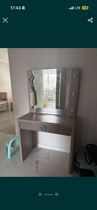 Туалетный столик с зеркалом