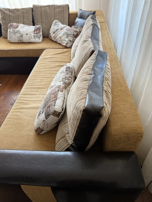 Разтегателен ъглов диван с три вида възглавници