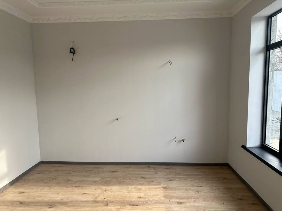 Ховли Кукон аэропорти ёнида жойлашган