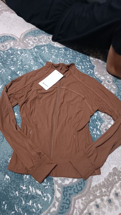 Продам кроп-топ Lulu lemon