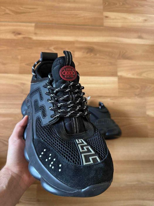 Sneakers Versace cu eticheta (nu Nike, Gucci, Adidas, Balenciaga)