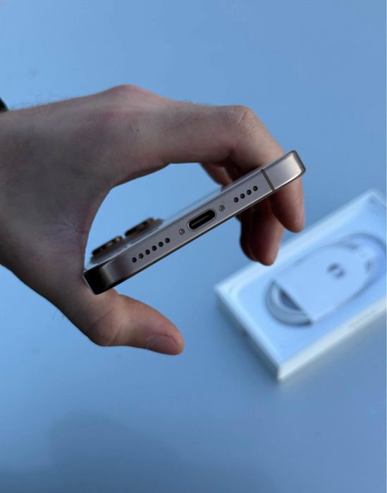 Vând iPhone 16 pro max Desert Titanium