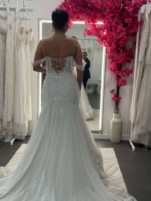 Vand rochie de mireasa cu trena model mila nova