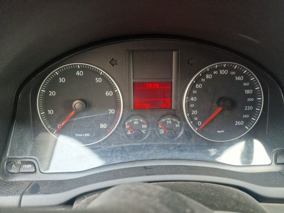 Vând Volkswagen Golf 5 1.6 MPI