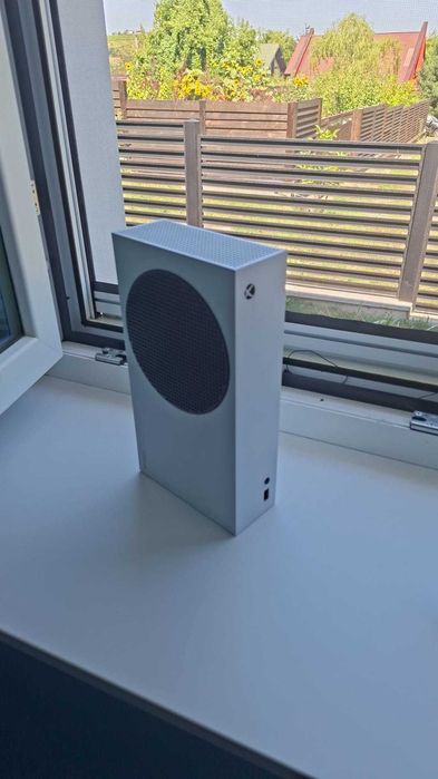 Vând Xbox Series S + 2 controlere