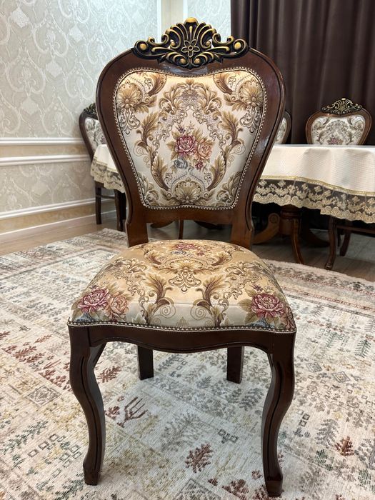 Деревянный стол и стулья в комплекте