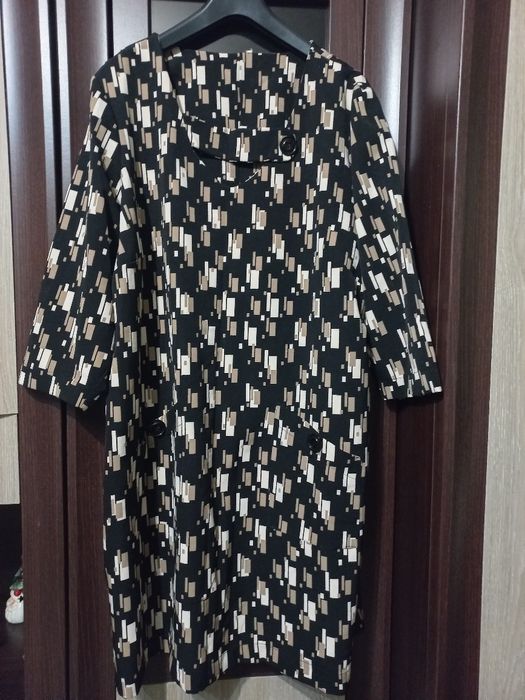 Rochie cu model clasic , cu despicstura și bareta cu nasturi la gât.