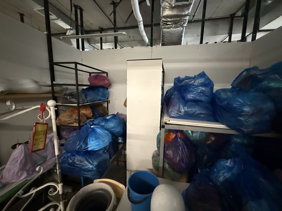 Продаются стеллажи и ткани