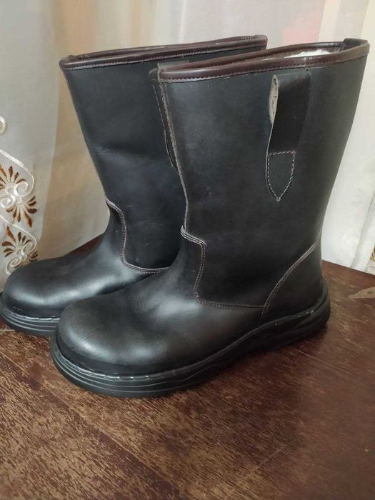 Продаются  спец.сапоги , утеплённые. Размер 44. Новые.