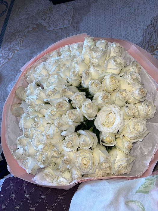 Цветы белые розы 51 шт