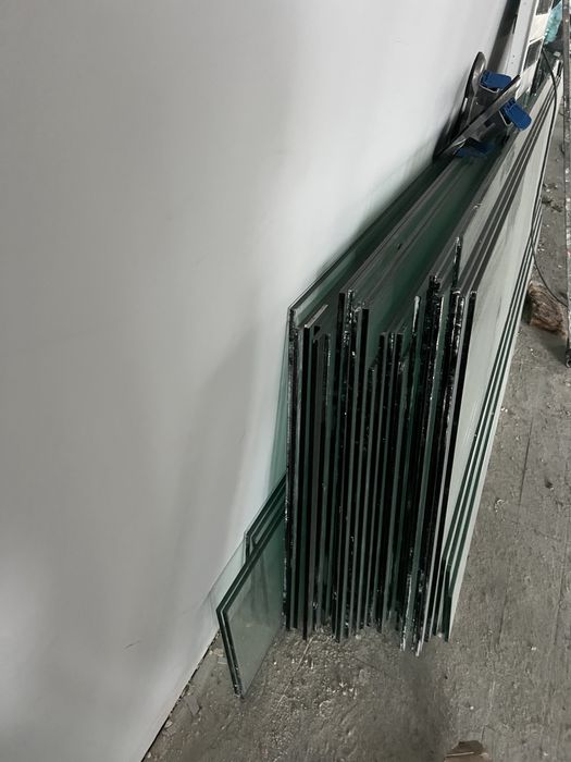 Vând sticlã securizata 8-10 mm- ideala pentru sere, terase etc.