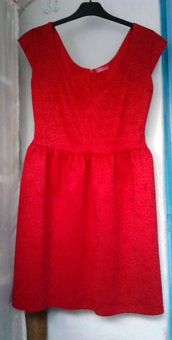 rochie roșie deosebită