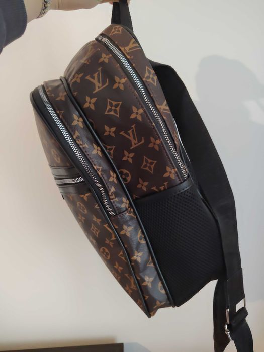 Ghiozdan mare imitație piele și un anumit pattern
