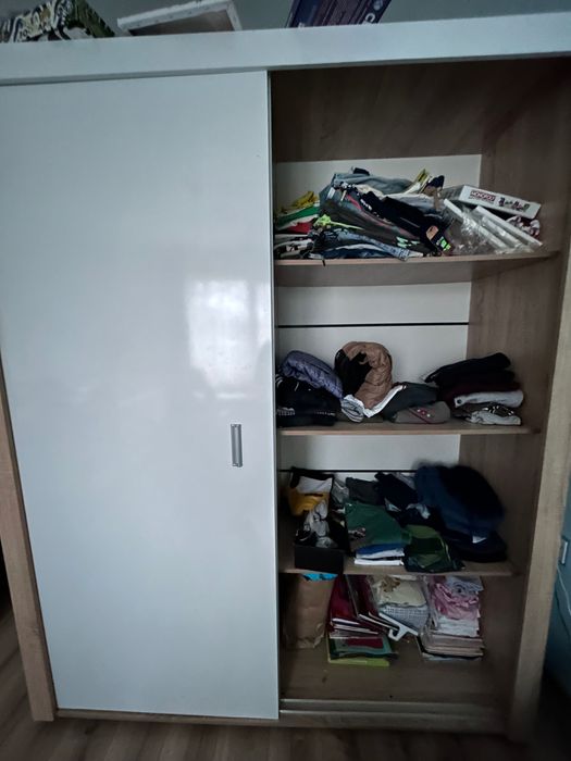 Гардероб с плъзгащи врати