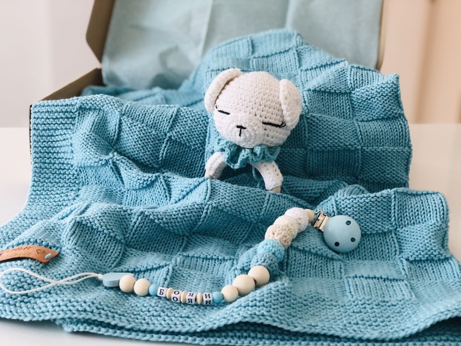 Ръчно плетени дрънкалки, клипс за биберон, зайки