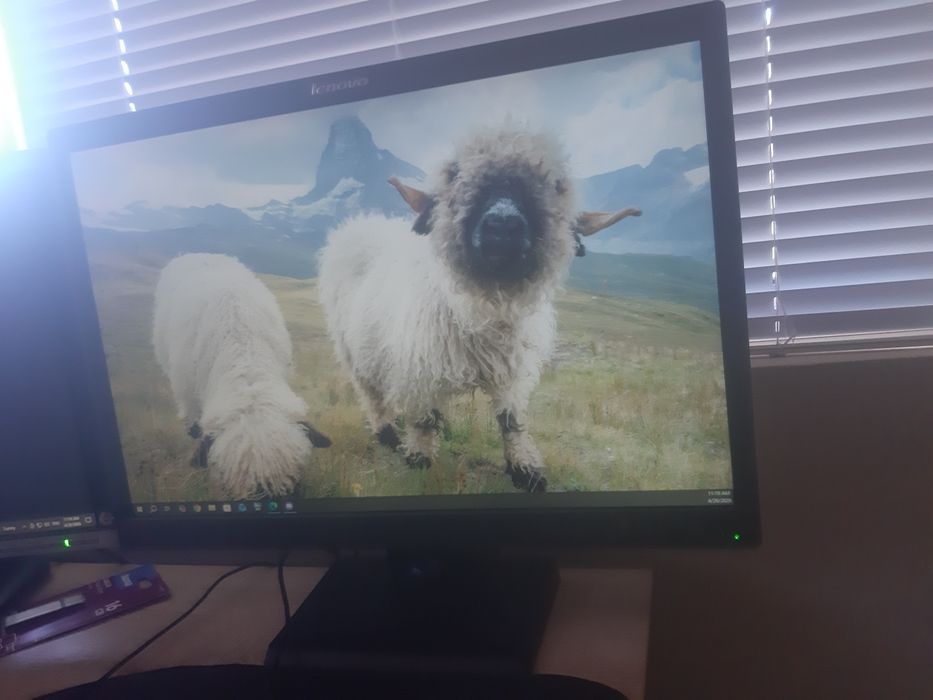 Lenovo M700 SFF компютър с монитор Thinkvision