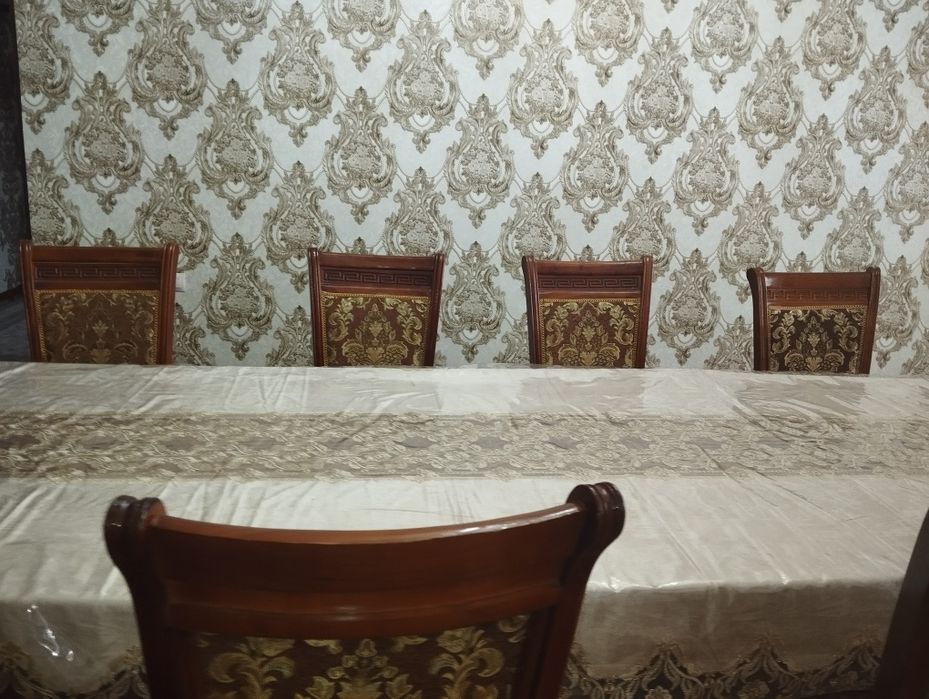 Stol va stullar, yuqori sifatli.