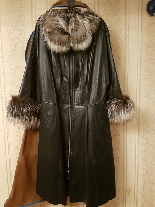 Кожаный плащ, мех чернобурка.