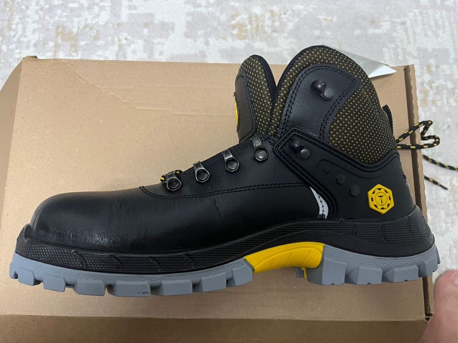 Продам спец обувь размер 41