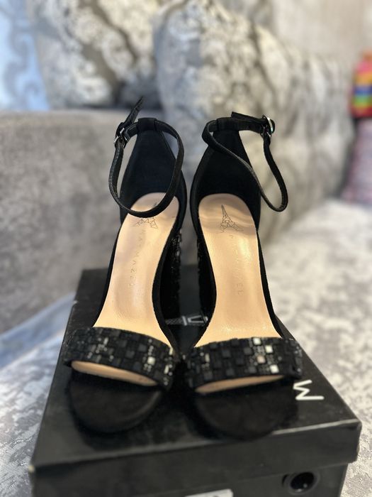 Продам босоножки